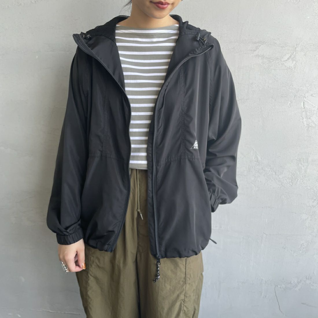 KELTY [ケルティ] 別注 ナイロンタフタ フードジャケット [KE242W10IN01-JF] ﾌﾞﾗｯｸ &&モデル身長：156cm 着用サイズ：S&&