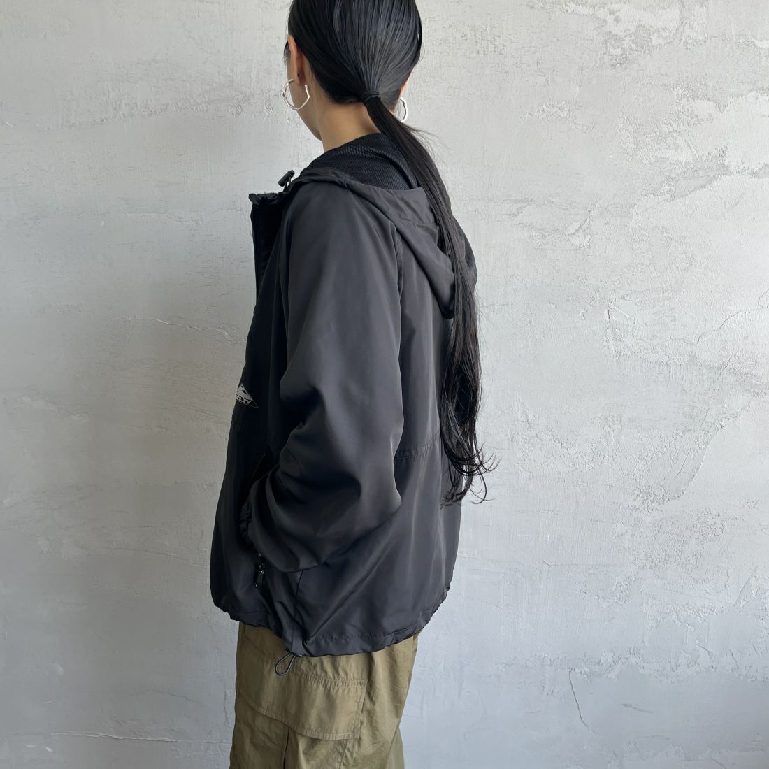KELTY [ケルティ] 別注 ナイロンタフタ フードジャケット [KE242W10IN01-JF] ﾌﾞﾗｯｸ &&モデル身長：156cm 着用サイズ：S&&