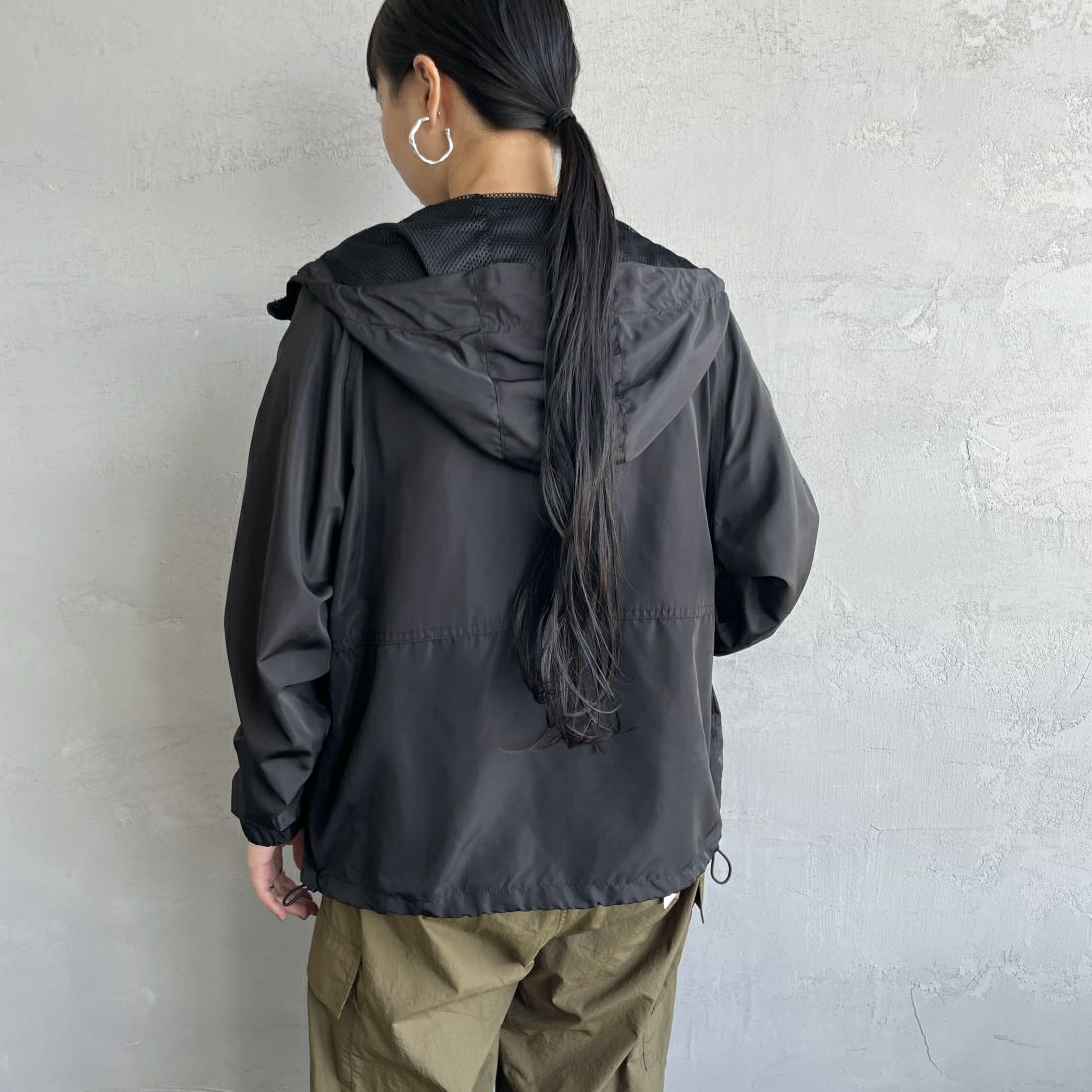 KELTY [ケルティ] 別注 ナイロンタフタ フードジャケット [KE242W10IN01-JF] ﾌﾞﾗｯｸ &&モデル身長：156cm 着用サイズ：S&&