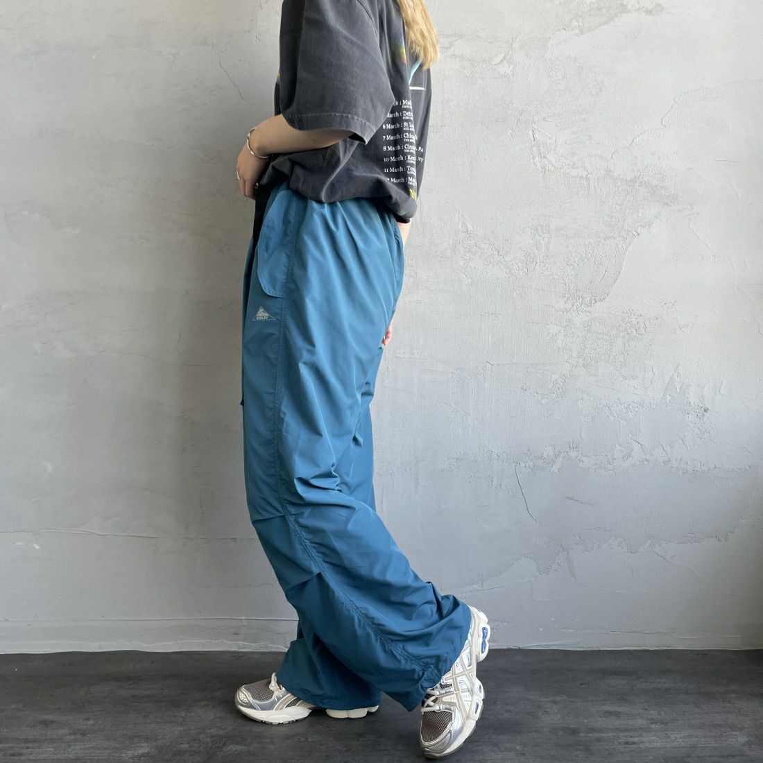 KELTY [ケルティ] 別注 ナイロンタフタ タックイージーパンツ [KE242W40IN01-JF] ﾌﾞﾙｰ&&モデル身長：156cm　着用サイズ：S&&