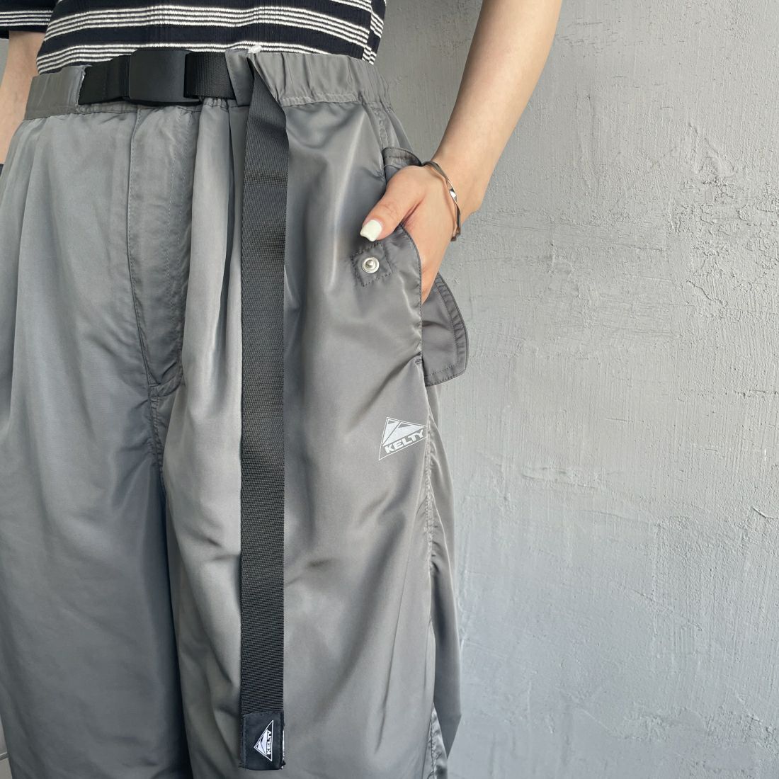 KELTY [ケルティ] 別注 ナイロンタフタ タックイージーパンツ [KE242W40IN01-JF] ﾁｬｺｰﾙ&&モデル身長：156cm　着用サイズ：Ｍ&&