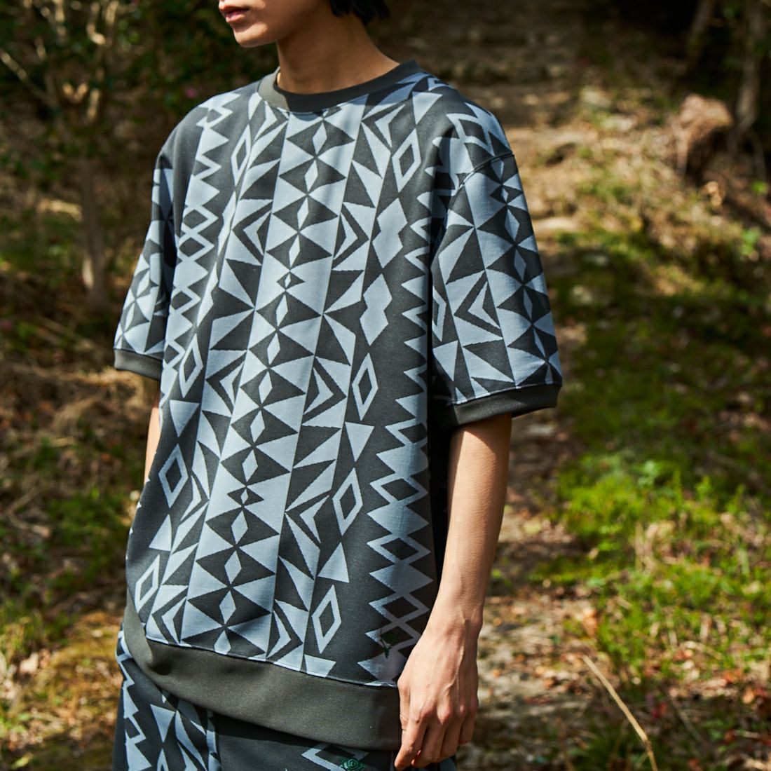 South2West8 [サウスツーウエストエイト] 別注 ショートスリーブ クルーネックスウェット [MR1014-JF] CHARCOAL &&モデル身長：182cm 着用サイズ：L&&