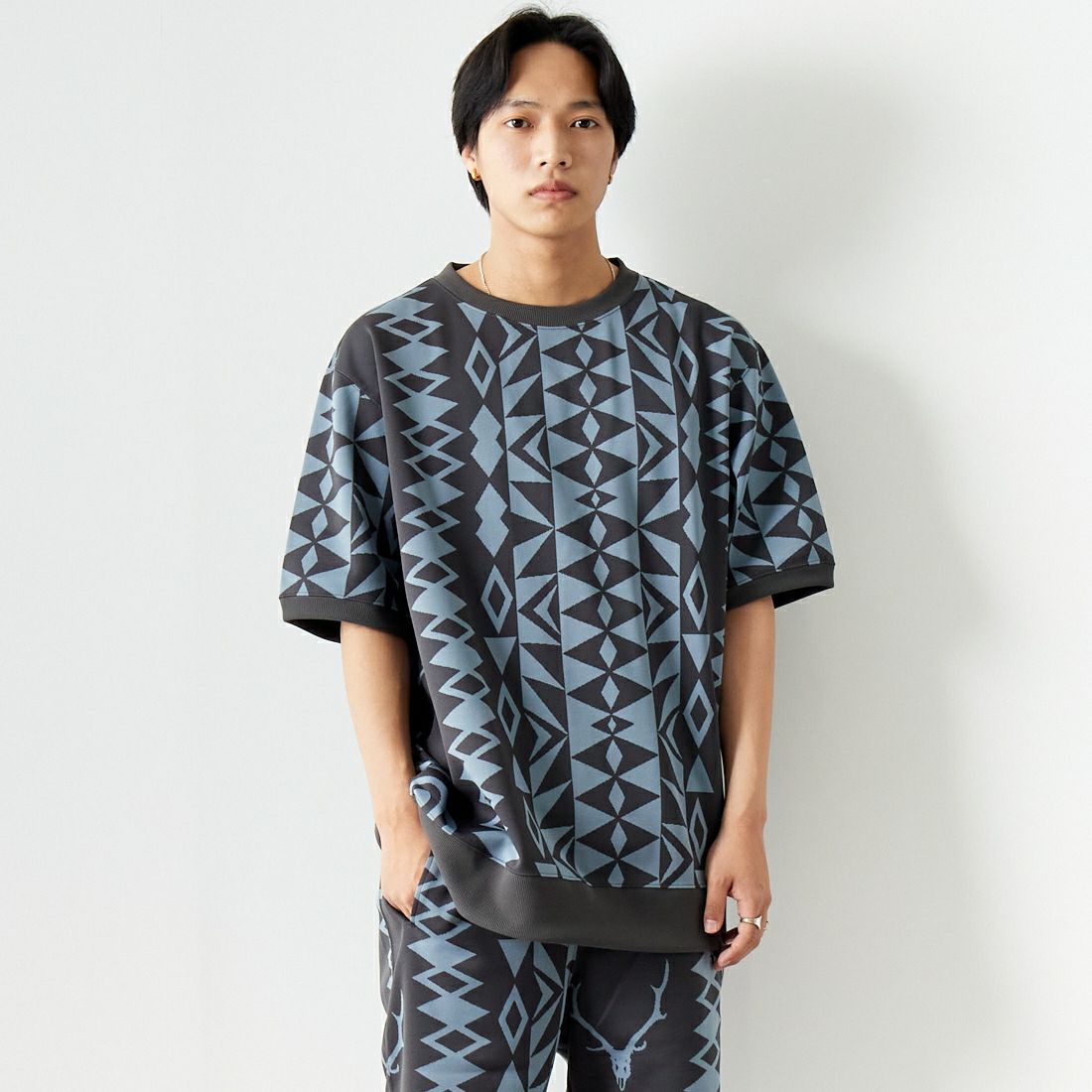 South2West8 [サウスツーウエストエイト] 別注 ショートスリーブ クルーネックスウェット [MR1014-JF] CHARCOAL &&モデル身長：179cm 着用サイズ：L&&