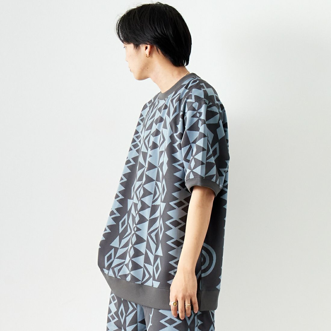 South2West8 [サウスツーウエストエイト] 別注 ショートスリーブ クルーネックスウェット [MR1014-JF] CHARCOAL &&モデル身長：179cm 着用サイズ：L&&