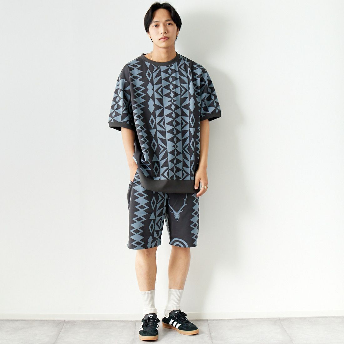 South2West8 [サウスツーウエストエイト] 別注 ショートスリーブ クルーネックスウェット [MR1014-JF] CHARCOAL &&モデル身長：179cm 着用サイズ：L&&
