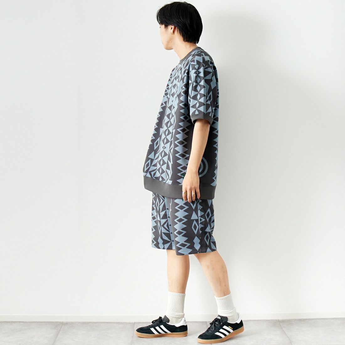 South2West8 [サウスツーウエストエイト] 別注 ショートスリーブ クルーネックスウェット [MR1014-JF] CHARCOAL &&モデル身長：179cm 着用サイズ：L&&