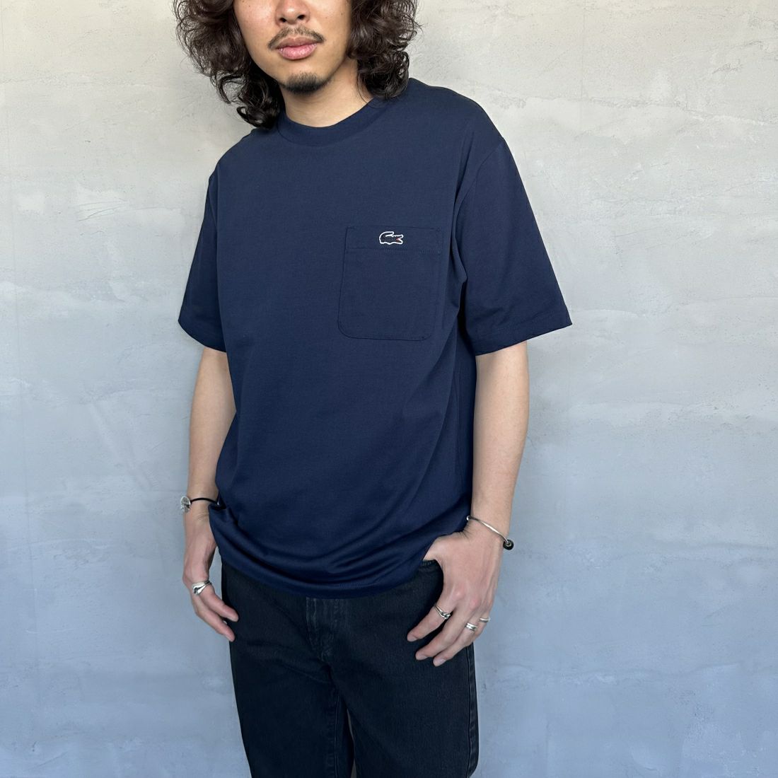 LACOSTE [ラコステ] アウトラインクロックポケットTシャツ [TH5581] 166 NAVY &&モデル身長：173cm 着用サイズ：5&&