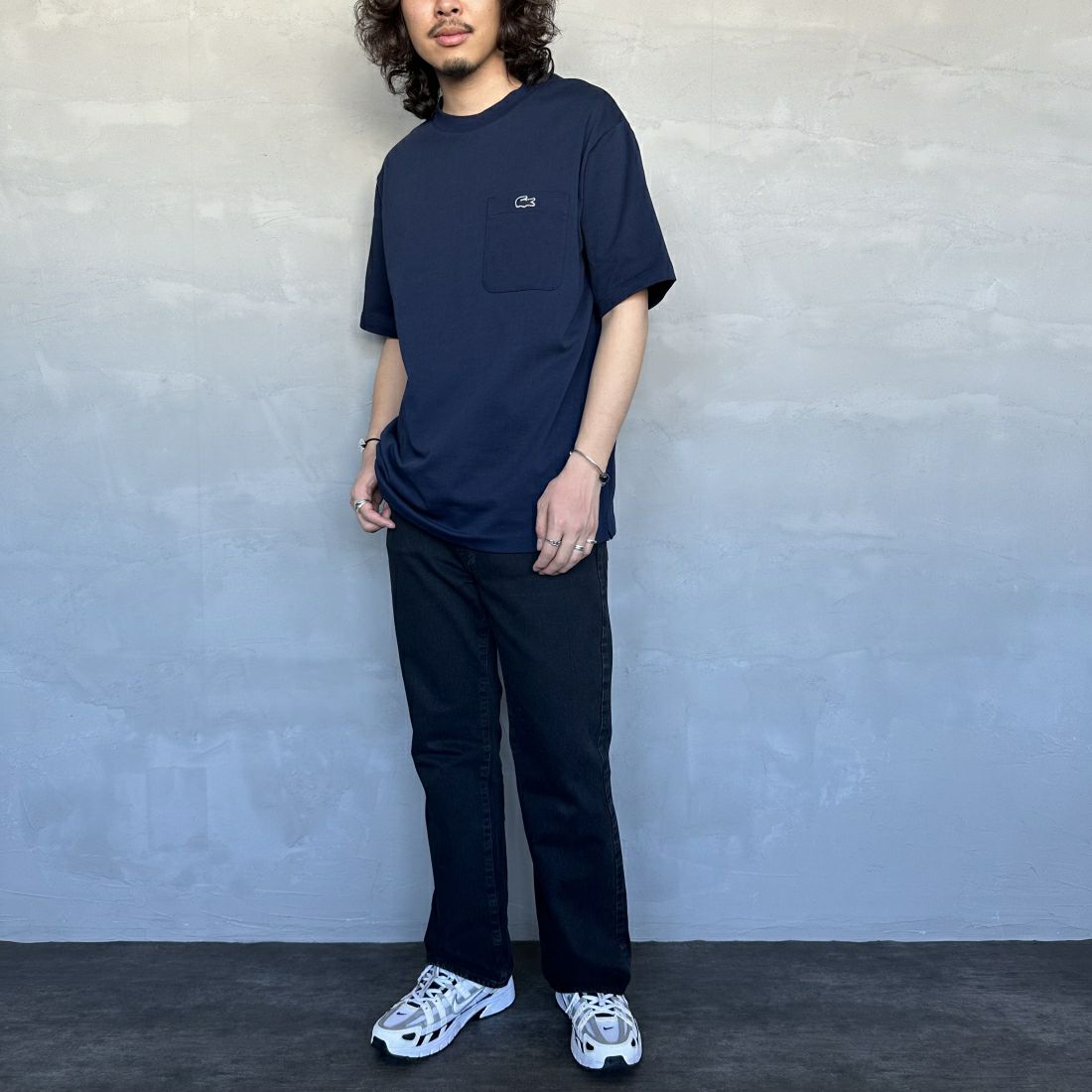 LACOSTE [ラコステ] アウトラインクロックポケットTシャツ [TH5581] 166 NAVY &&モデル身長：173cm 着用サイズ：5&&