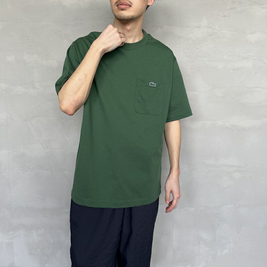 LACOSTE [ラコステ] アウトラインクロックポケットTシャツ [TH5581] 132 GREEN &&モデル身長：168cm 着用サイズ：5&&