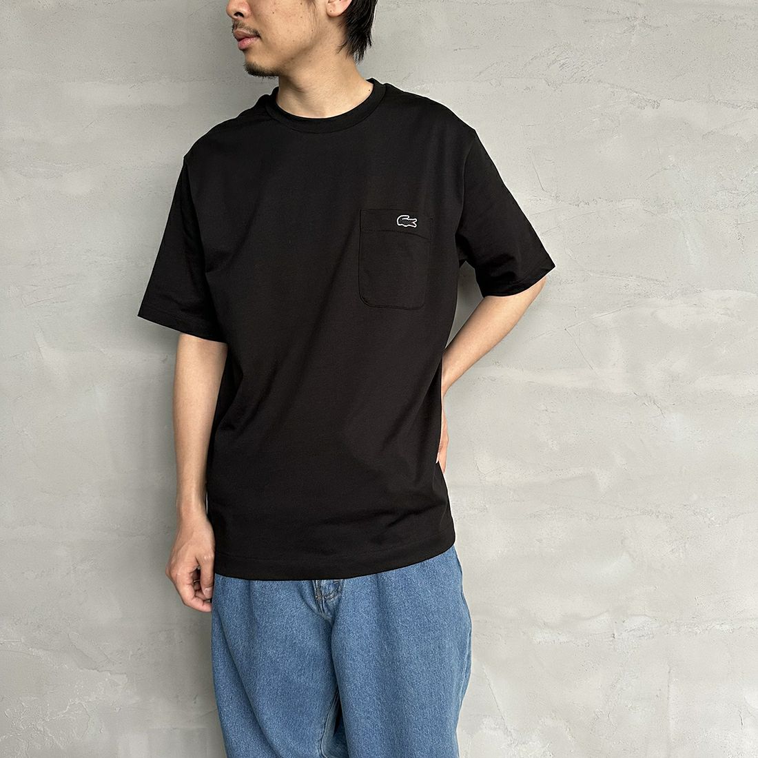 LACOSTE [ラコステ] アウトラインクロックポケットTシャツ [TH5581] 031 BLACK &&モデル身長：173cm 着用サイズ：6&&