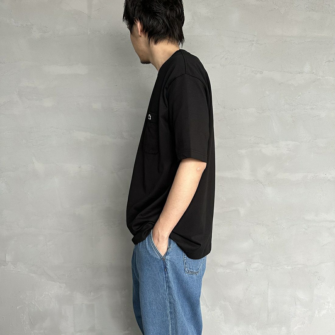 LACOSTE [ラコステ] アウトラインクロックポケットTシャツ [TH5581] 031 BLACK &&モデル身長：173cm 着用サイズ：6&&