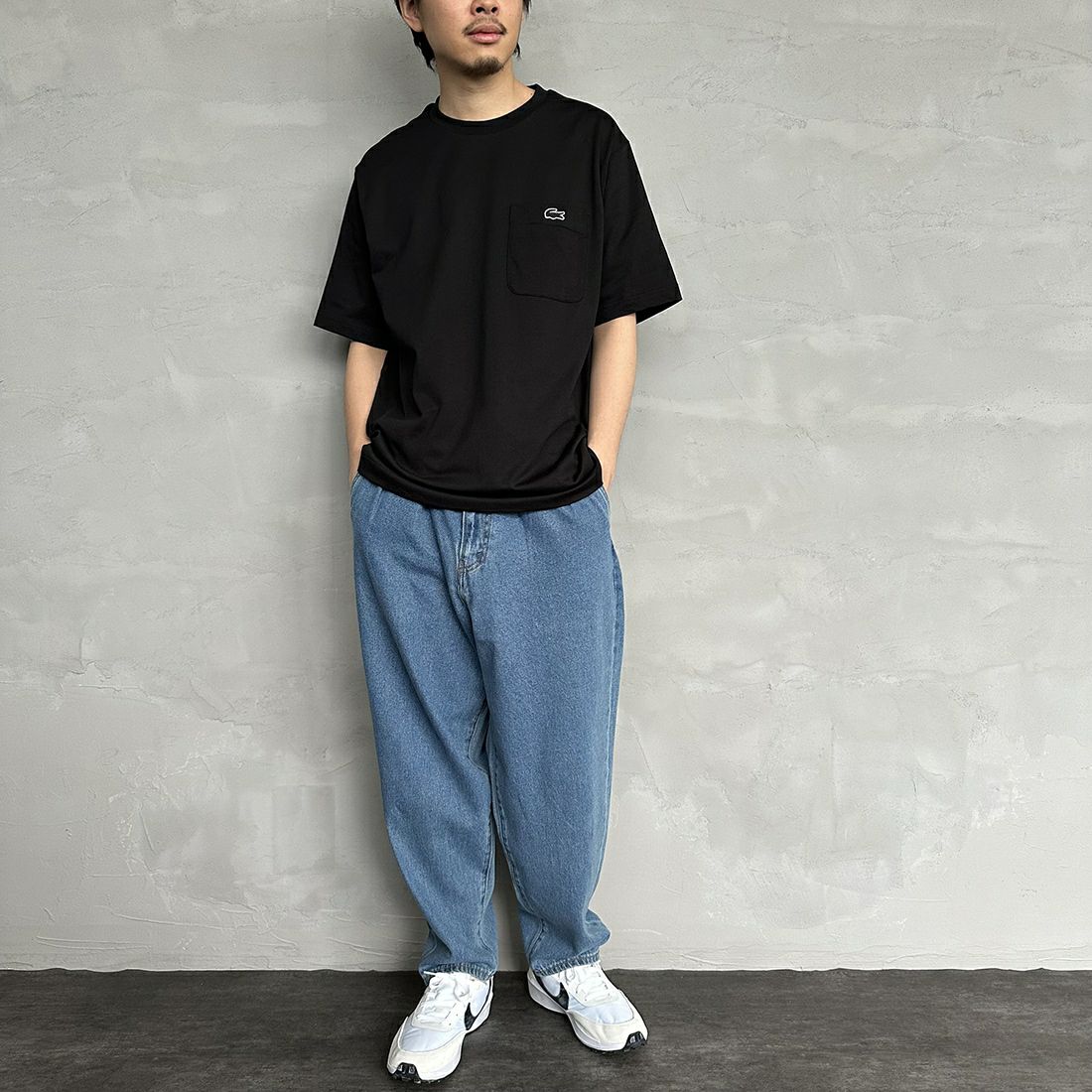 LACOSTE [ラコステ] アウトラインクロックポケットTシャツ [TH5581] 031 BLACK &&モデル身長：173cm 着用サイズ：6&&
