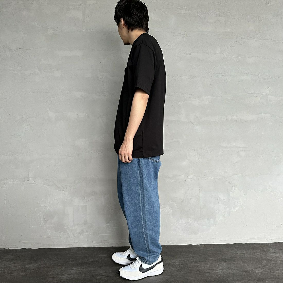 LACOSTE [ラコステ] アウトラインクロックポケットTシャツ [TH5581] 031 BLACK &&モデル身長：173cm 着用サイズ：6&&