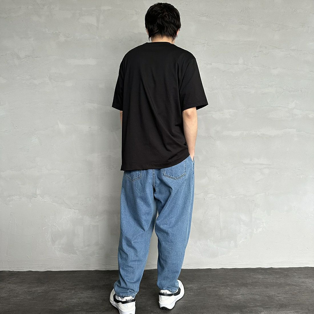 LACOSTE [ラコステ] アウトラインクロックポケットTシャツ [TH5581] 031 BLACK &&モデル身長：173cm 着用サイズ：6&&