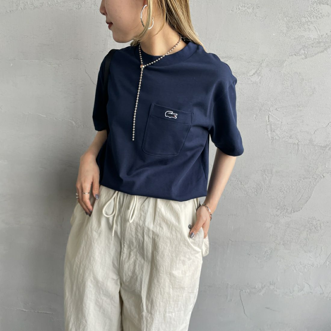 LACOSTE [ラコステ] アウトラインクロックポケットTシャツ [TH5581] 166 NAVY &&モデル身長：156cm 着用サイズ：2&&