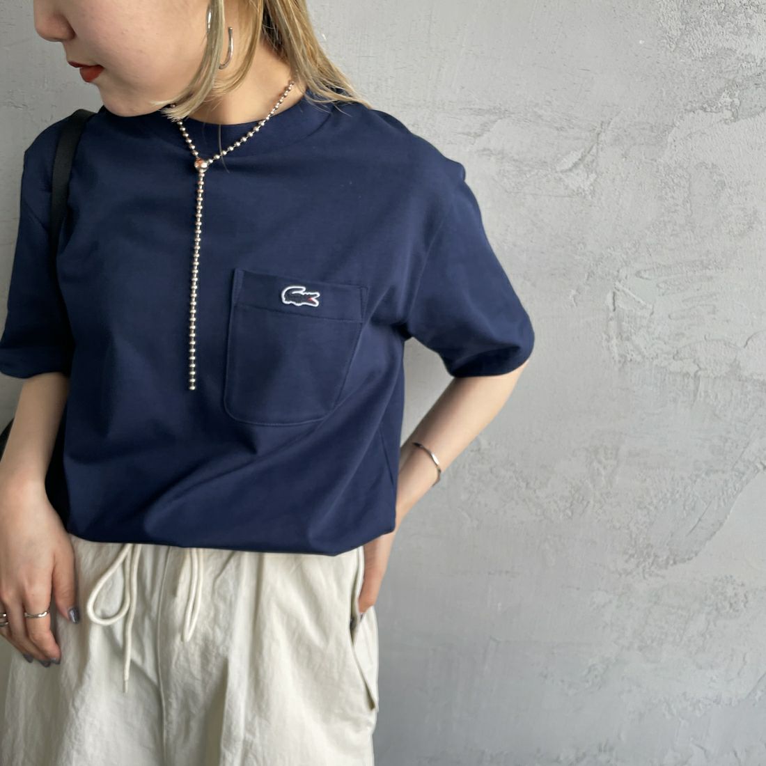 LACOSTE [ラコステ] アウトラインクロックポケットTシャツ [TH5581] 166 NAVY &&モデル身長：156cm 着用サイズ：2&&