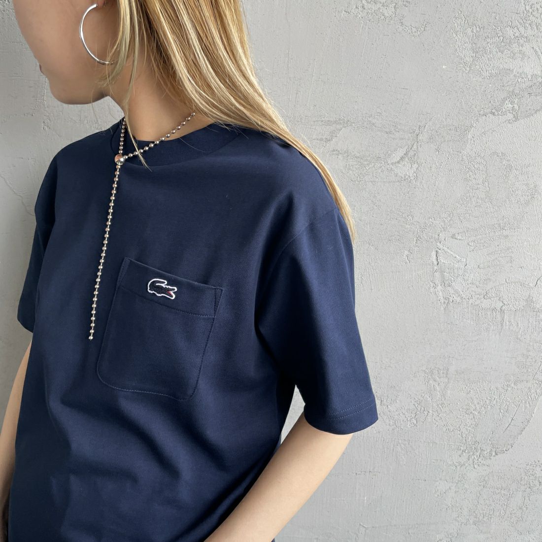 LACOSTE [ラコステ] アウトラインクロックポケットTシャツ [TH5581] 166 NAVY &&モデル身長：156cm 着用サイズ：2&&