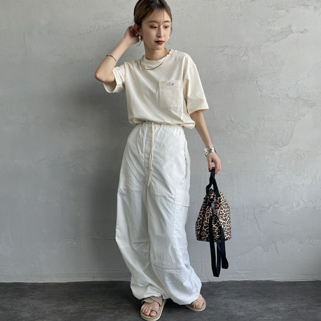 LACOSTE [ラコステ] アウトラインクロックポケットTシャツ [TH5581] XFJ ECRU &&モデル身長：150cm 着用サイズ：2&&