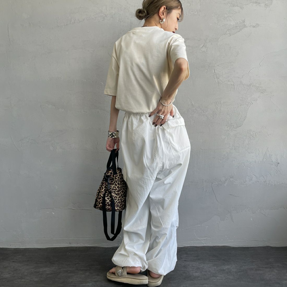 LACOSTE [ラコステ] アウトラインクロックポケットTシャツ [TH5581] XFJ ECRU &&モデル身長：150cm 着用サイズ：2&&