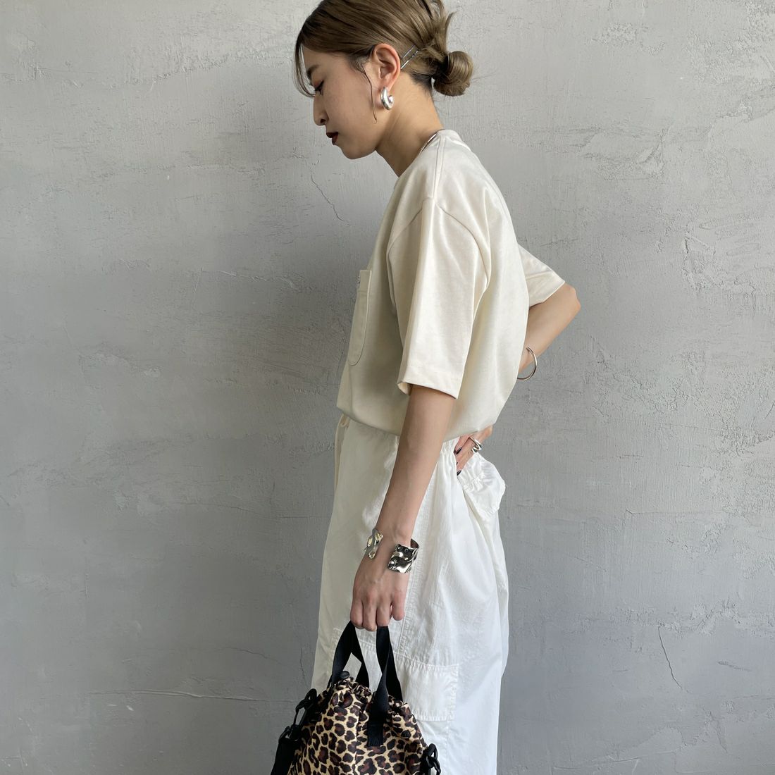 LACOSTE [ラコステ] アウトラインクロックポケットTシャツ [TH5581] XFJ ECRU &&モデル身長：150cm 着用サイズ：2&&