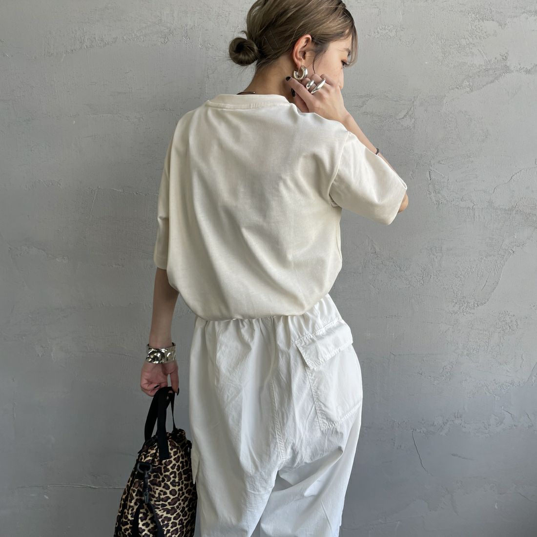 LACOSTE [ラコステ] アウトラインクロックポケットTシャツ [TH5581] XFJ ECRU &&モデル身長：150cm 着用サイズ：2&&