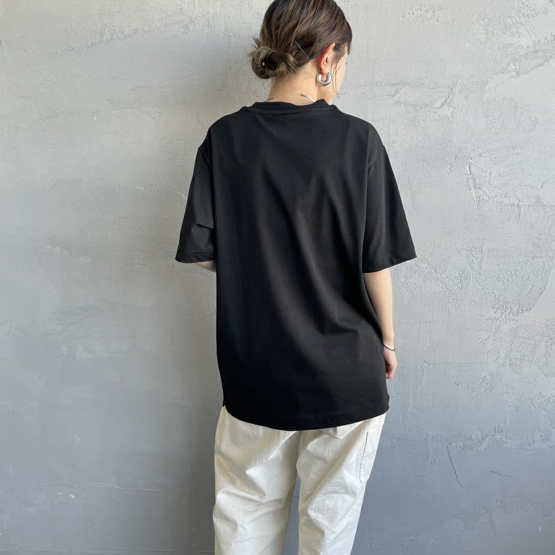 LACOSTE [ラコステ] アウトラインクロックポケットTシャツ [TH5581] 031 BLACK &&モデル身長：150cm 着用サイズ：2&&