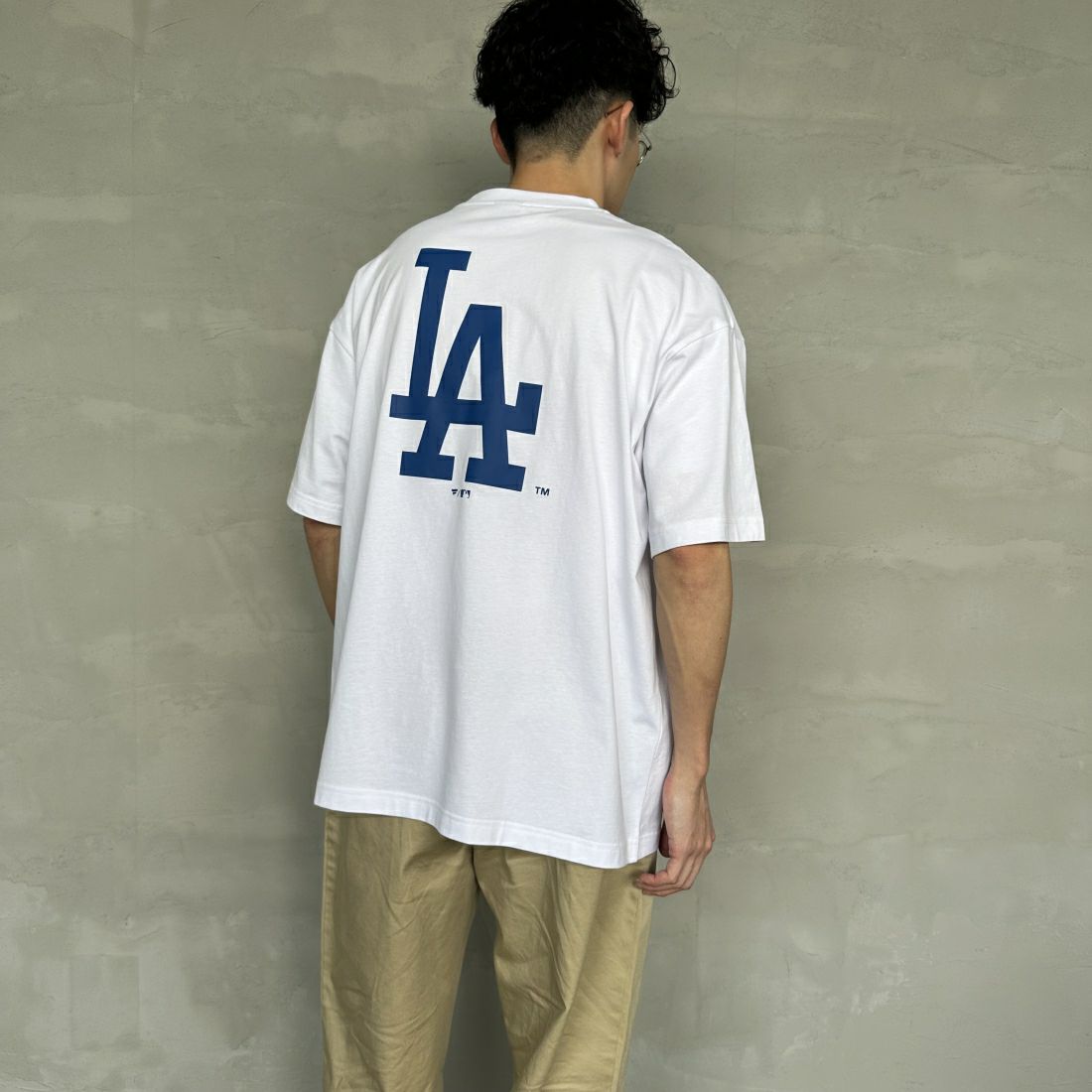 Fanatics [ファナティクス] 別注 MLBバックプリント ショートスリーブTシャツ [ML0122SS0002-JF] WHITE &&モデル身長：173cm 着用サイズ：XL&&