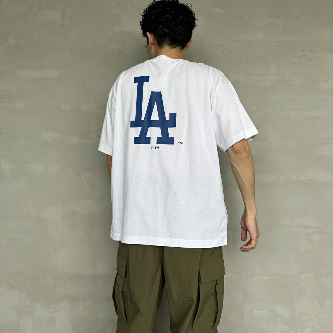 Fanatics [ファナティクス] 別注 MLBバックプリント ショートスリーブTシャツ [ML0122SS0002-JF] WHITE &&モデル身長：168cm 着用サイズ：M&&