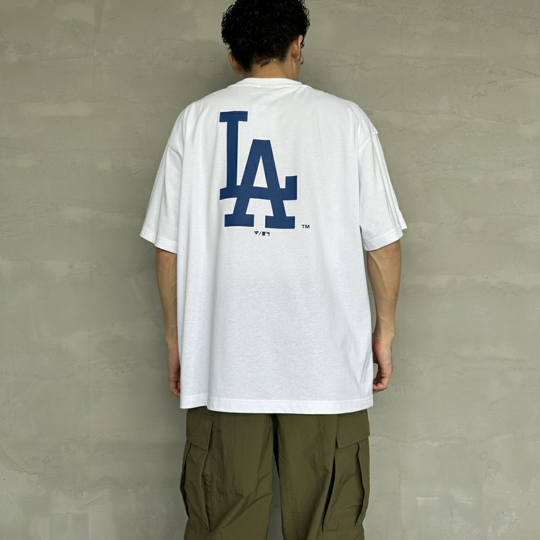 Fanatics [ファナティクス] 別注 MLBバックプリント ショートスリーブTシャツ [ML0122SS0002-JF] WHITE &&モデル身長：168cm 着用サイズ：L&&