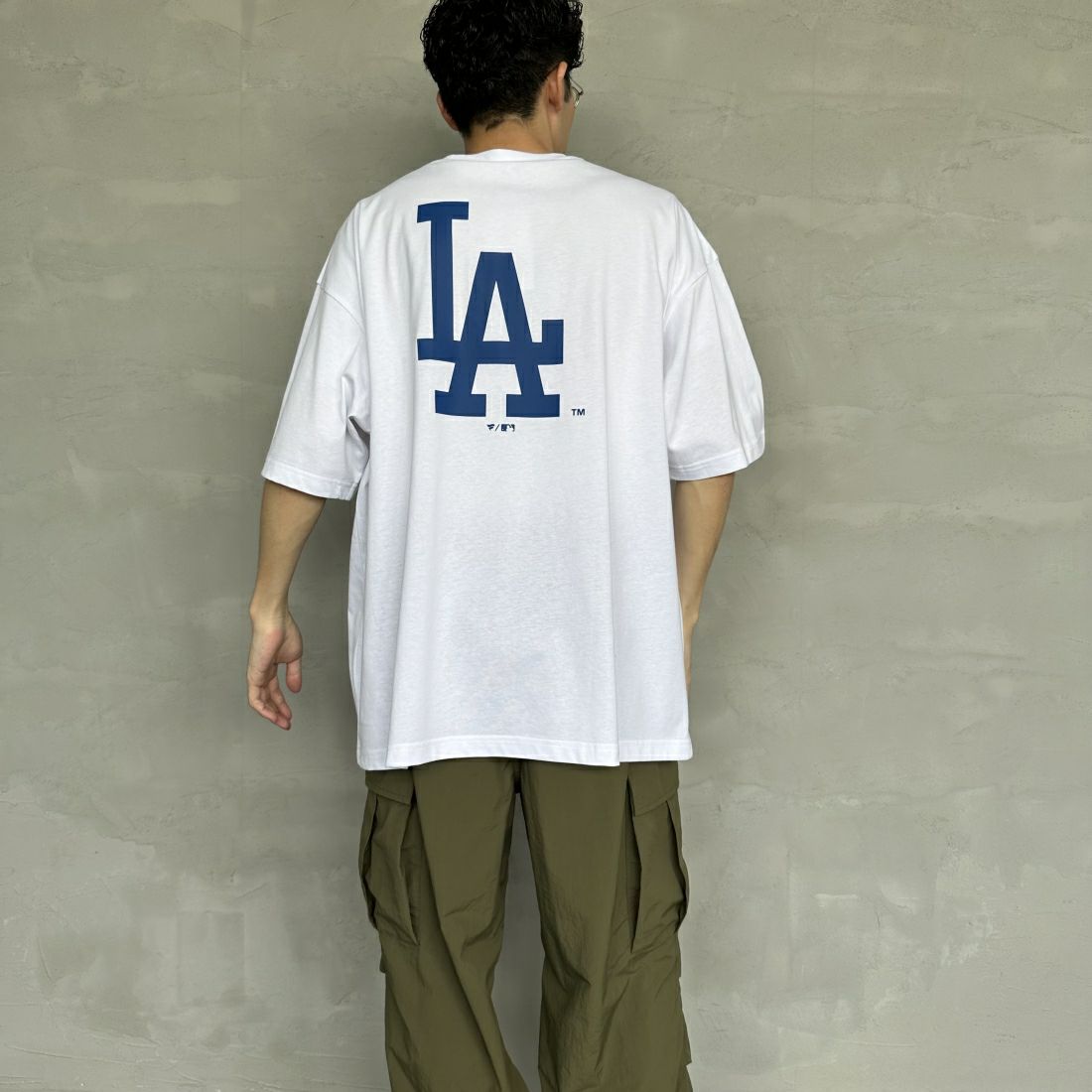Fanatics [ファナティクス] 別注 MLBバックプリント ショートスリーブTシャツ [ML0122SS0002-JF] WHITE &&モデル身長：168cm 着用サイズ：XXL&&