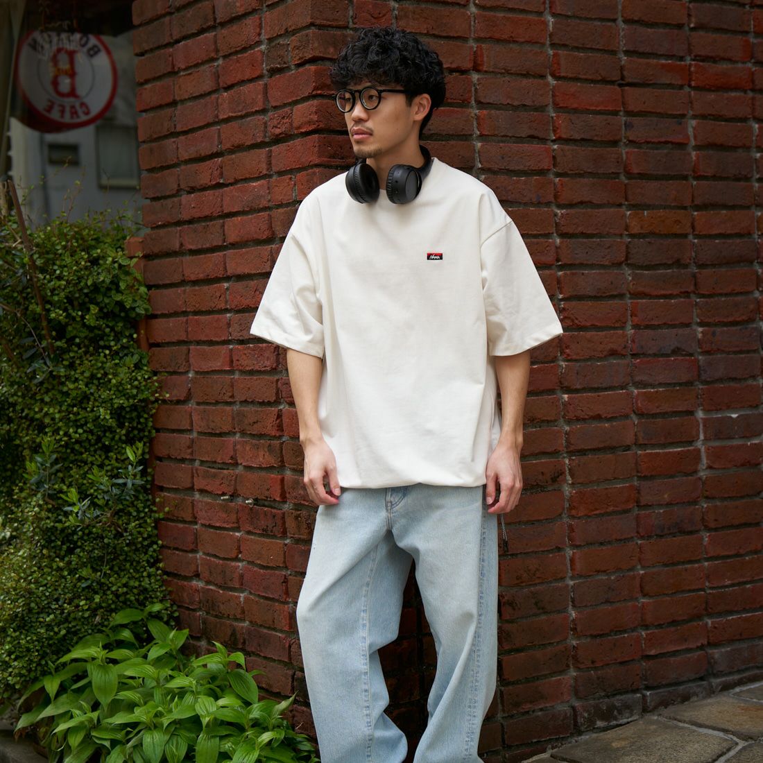 JEANSFACTORY × NANGA [ジーンズファクトリー × ナンガ] 別注 ワンポイントロゴ刺繍 ルーズフィットドローコードTシャツ [NW24SS-JF4] WHITE &&モデル身長：168cm 着用サイズ：L&&