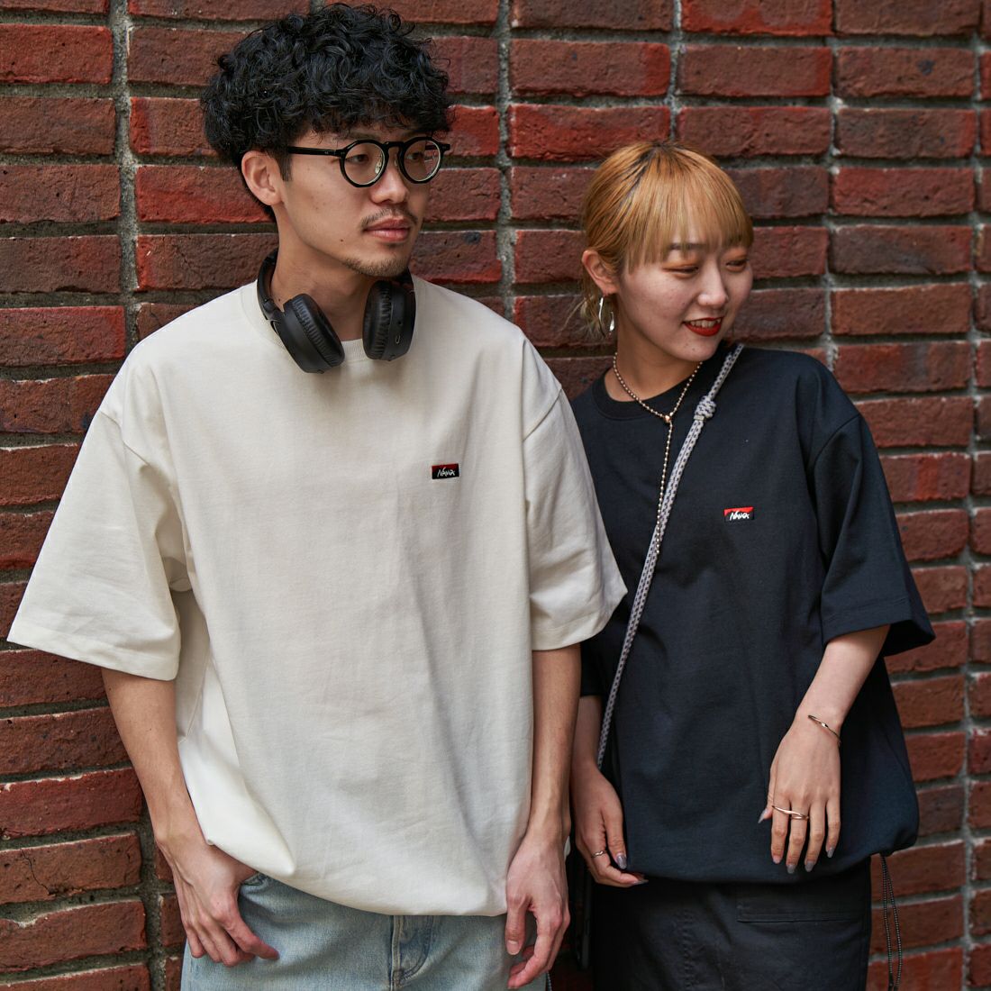 JEANSFACTORY × NANGA [ジーンズファクトリー × ナンガ] 別注 ワンポイントロゴ刺繍 ルーズフィットドローコードTシャツ [NW24SS-JF4] WHITE &&モデル身長：168cm 着用サイズ：L&&