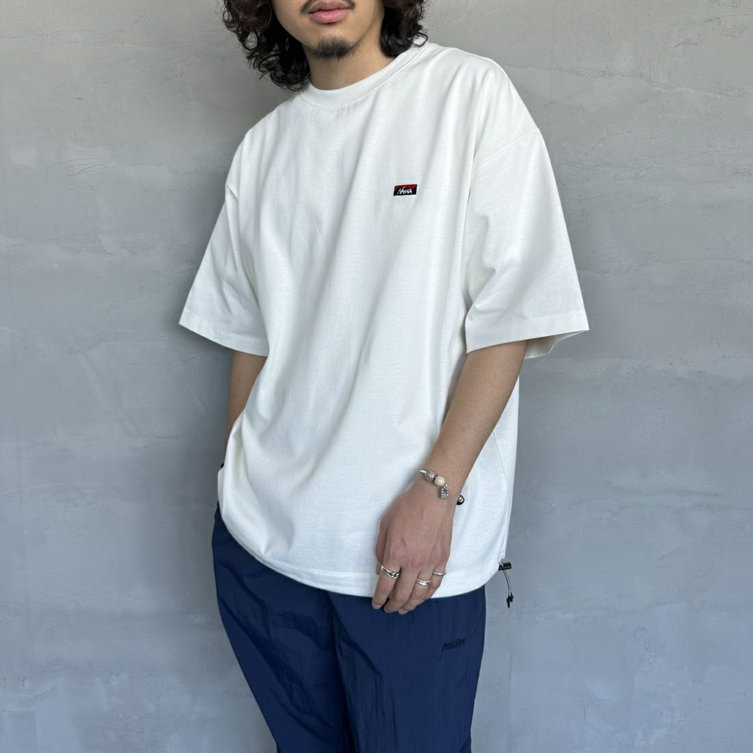 JEANSFACTORY × NANGA [ジーンズファクトリー × ナンガ] 別注 ワンポイントロゴ刺繍 ルーズフィットドローコードTシャツ [NW24SS-JF4] WHITE &&モデル身長：173cm 着用サイズ：L&&