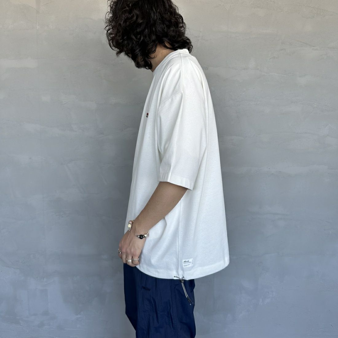 JEANSFACTORY × NANGA [ジーンズファクトリー × ナンガ] 別注 ワンポイントロゴ刺繍 ルーズフィットドローコードTシャツ [NW24SS-JF4] WHITE &&モデル身長：173cm 着用サイズ：L&&