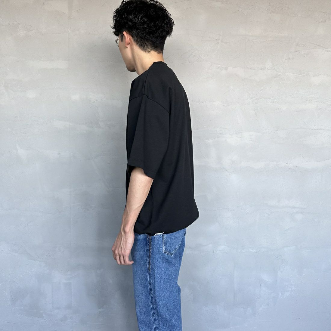 JEANSFACTORY × NANGA [ジーンズファクトリー × ナンガ] 別注 ワンポイントロゴ刺繍 ルーズフィットドローコードTシャツ [NW24SS-JF4] BLACK &&モデル身長：168cm 着用サイズ：M&&