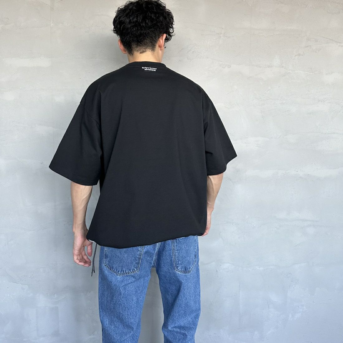 JEANSFACTORY × NANGA [ジーンズファクトリー × ナンガ] 別注 ワンポイントロゴ刺繍 ルーズフィットドローコードTシャツ [NW24SS-JF4] BLACK &&モデル身長：168cm 着用サイズ：M&&