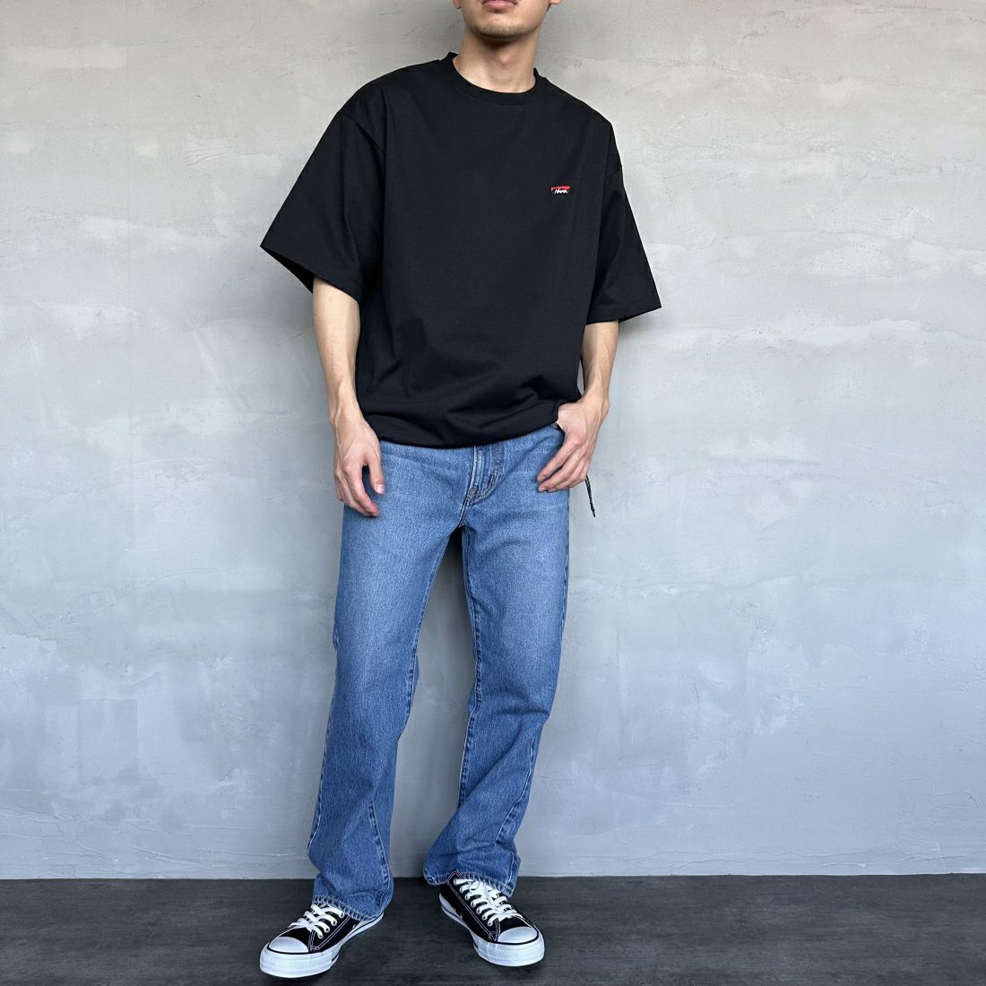 JEANSFACTORY × NANGA [ジーンズファクトリー × ナンガ] 別注 ワンポイントロゴ刺繍 ルーズフィットドローコードTシャツ [NW24SS-JF4] BLACK &&モデル身長：168cm 着用サイズ：M&&