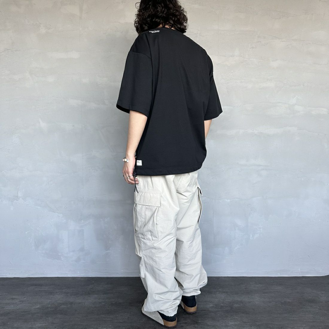 JEANSFACTORY × NANGA [ジーンズファクトリー × ナンガ] 別注 ルーズフィット ドローコードポケットTシャツ [NW24SS-JF5] BLACK &&モデル身長：173cm 着用サイズ：L&&