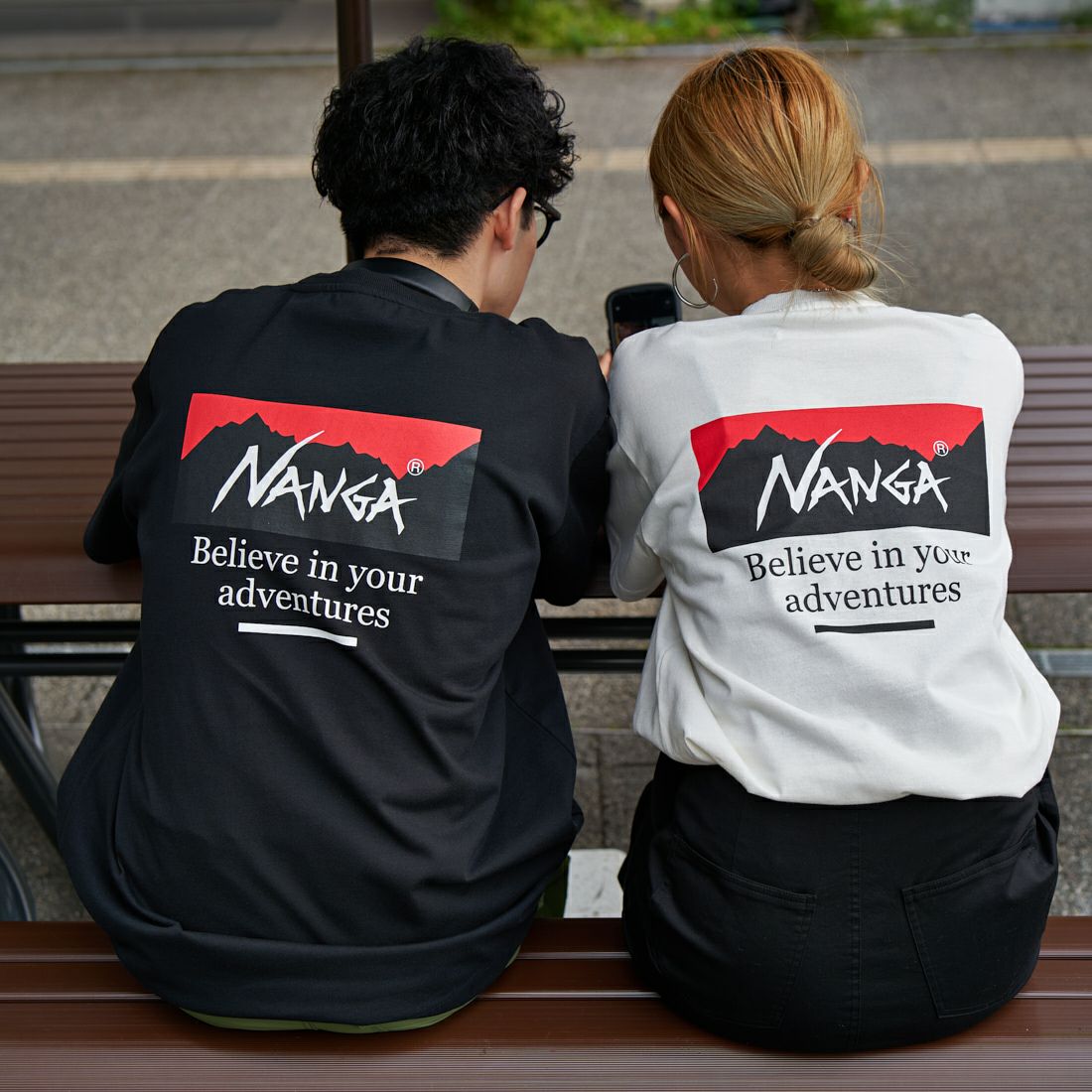 JEANSFACTORY × NANGA [ジーンズファクトリー × ナンガ] 別注 ブランドボックスロゴ バックプリントTシャツ [NW24SS-JF1] WHITE &&モデル身長：156cm 着用サイズ：S&&