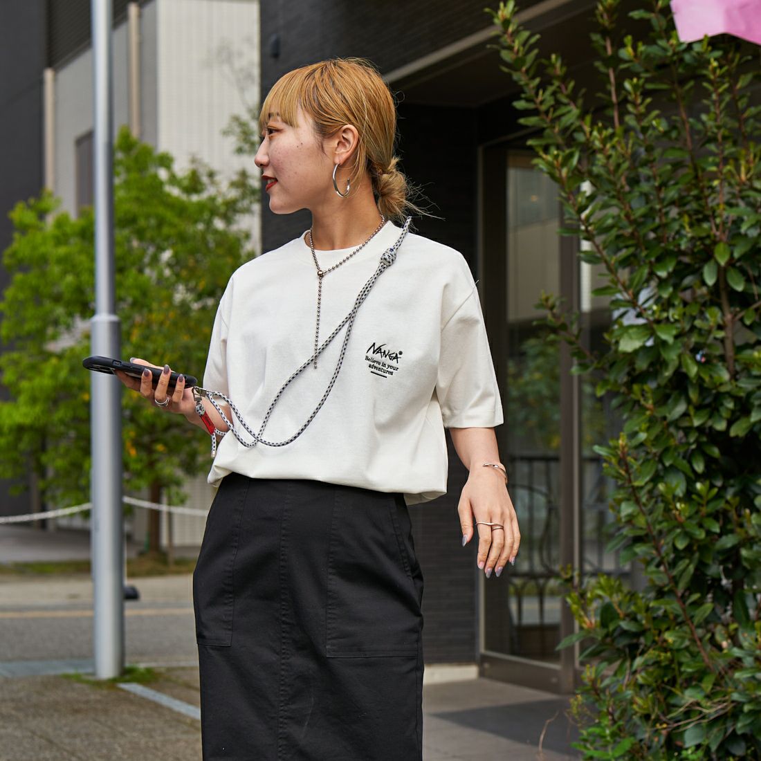 JEANSFACTORY × NANGA [ジーンズファクトリー × ナンガ] 別注 ブランドボックスロゴ バックプリントTシャツ [NW24SS-JF1] WHITE &&モデル身長：156cm 着用サイズ：S&&