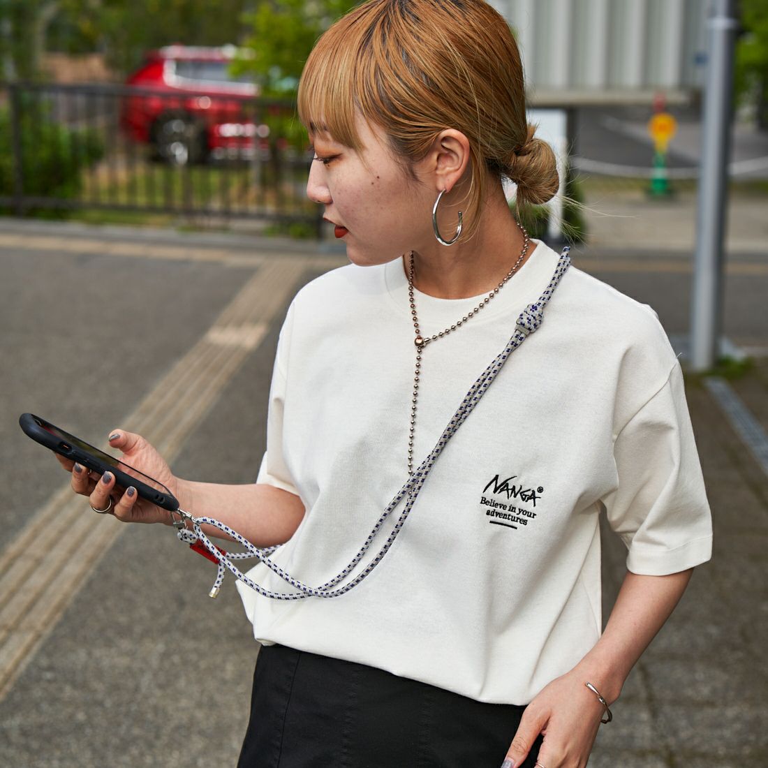 JEANSFACTORY × NANGA [ジーンズファクトリー × ナンガ] 別注 ブランドボックスロゴ バックプリントTシャツ [NW24SS-JF1] WHITE &&モデル身長：156cm 着用サイズ：S&&