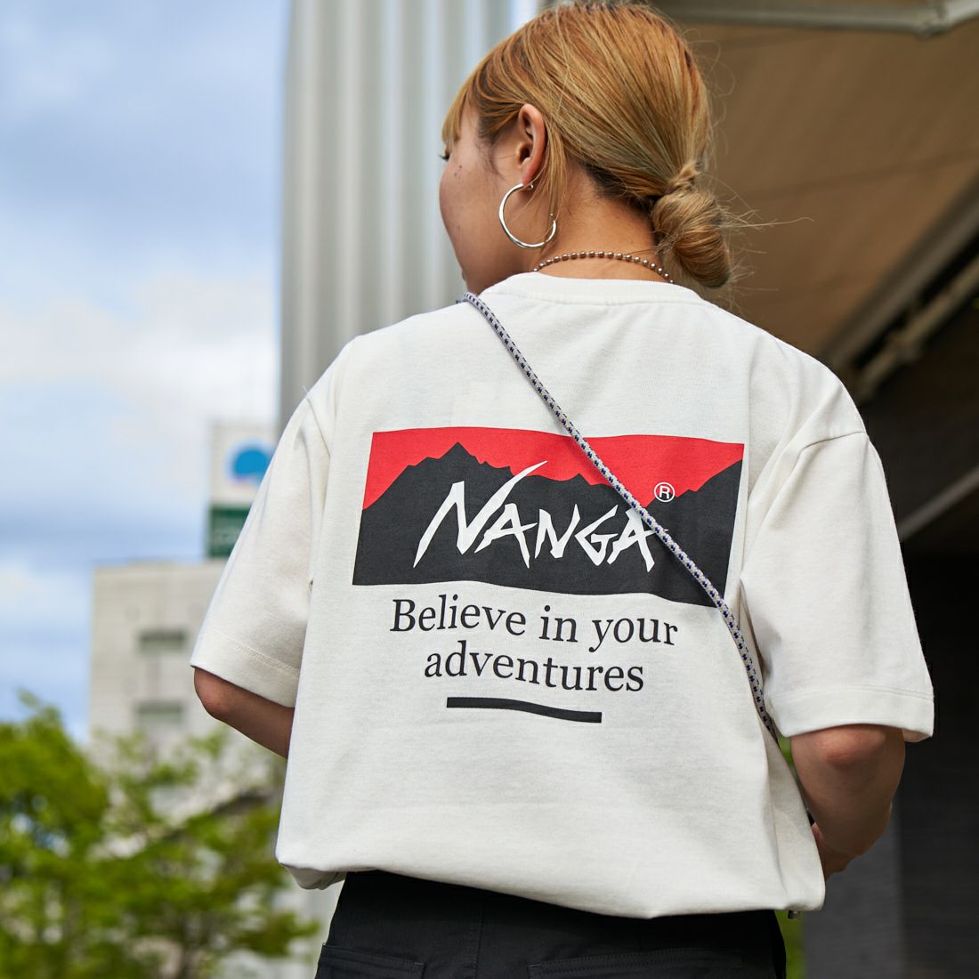 JEANSFACTORY × NANGA [ジーンズファクトリー × ナンガ] 別注 ブランドボックスロゴ バックプリントTシャツ [NW24SS-JF1] WHITE &&モデル身長：156cm 着用サイズ：S&&