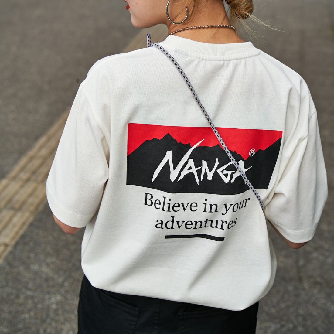 JEANSFACTORY × NANGA [ジーンズファクトリー × ナンガ] 別注 ブランドボックスロゴ バックプリントTシャツ [NW24SS-JF1] WHITE &&モデル身長：156cm 着用サイズ：S&&