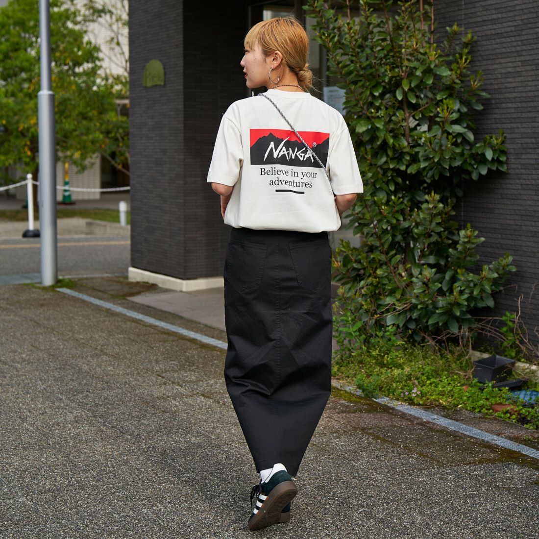 JEANSFACTORY × NANGA [ジーンズファクトリー × ナンガ] 別注 ブランドボックスロゴ バックプリントTシャツ [NW24SS-JF1] WHITE &&モデル身長：156cm 着用サイズ：S&&