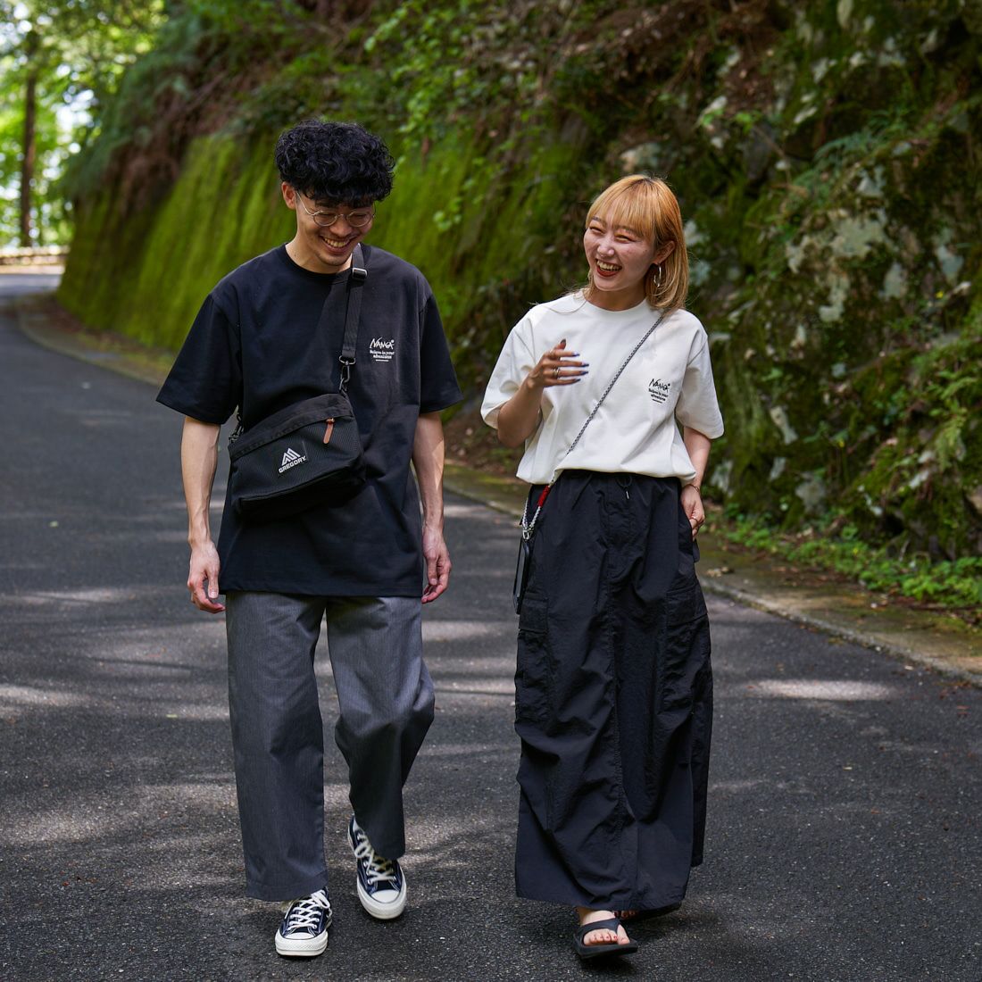 JEANSFACTORY × NANGA [ジーンズファクトリー × ナンガ] 別注 ブランドボックスロゴ バックプリントTシャツ [NW24SS-JF1] WHITE &&モデル身長：156cm 着用サイズ：S&&