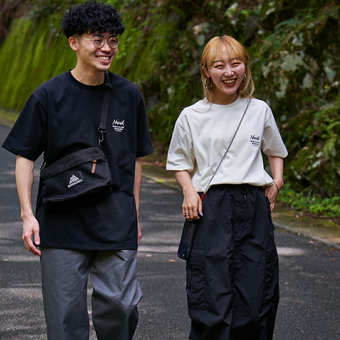 JEANSFACTORY × NANGA [ジーンズファクトリー × ナンガ] 別注 ブランドボックスロゴ バックプリントTシャツ [NW24SS-JF1] WHITE &&モデル身長：156cm 着用サイズ：S&&
