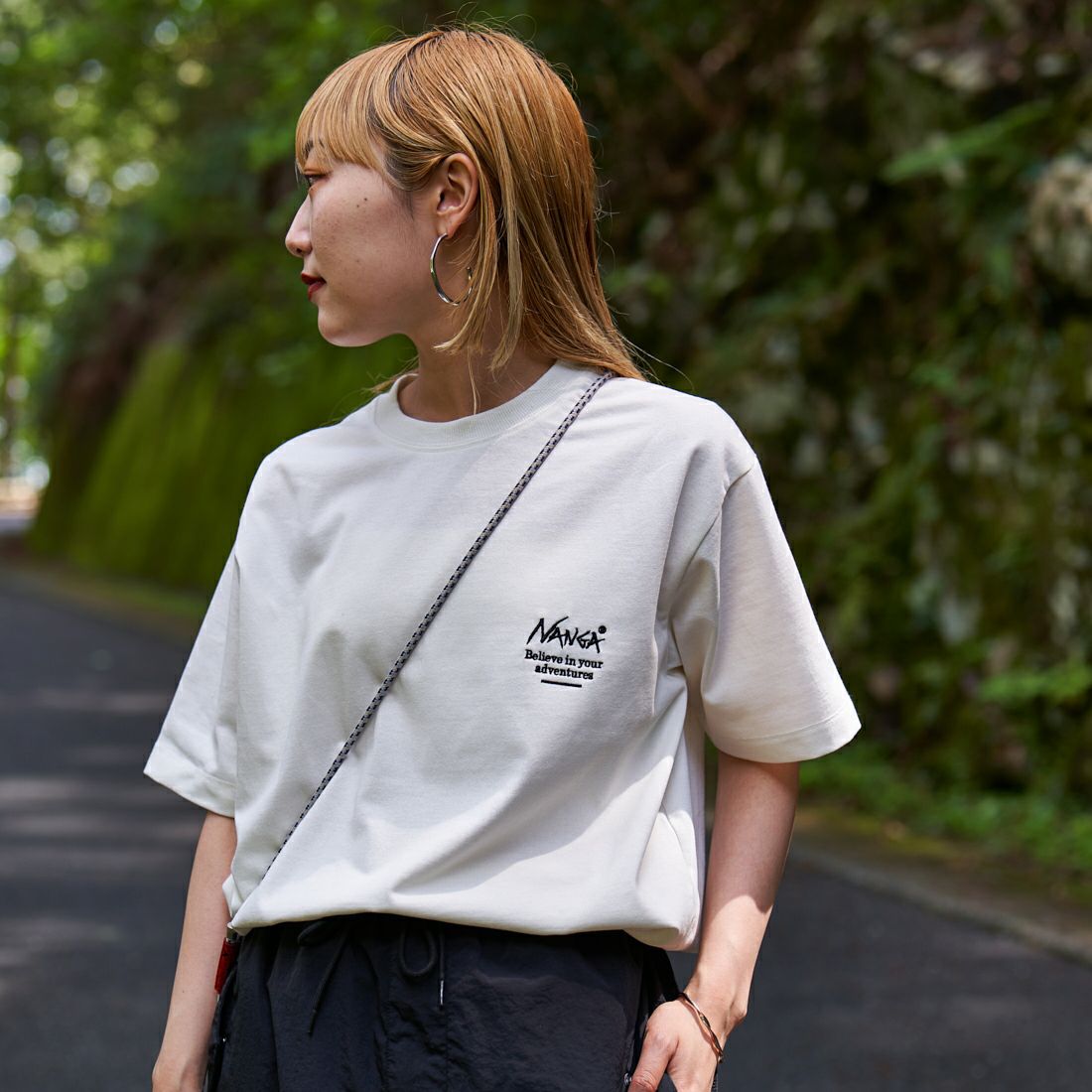 JEANSFACTORY × NANGA [ジーンズファクトリー × ナンガ] 別注 ブランドボックスロゴ バックプリントTシャツ [NW24SS-JF1] WHITE &&モデル身長：156cm 着用サイズ：S&&