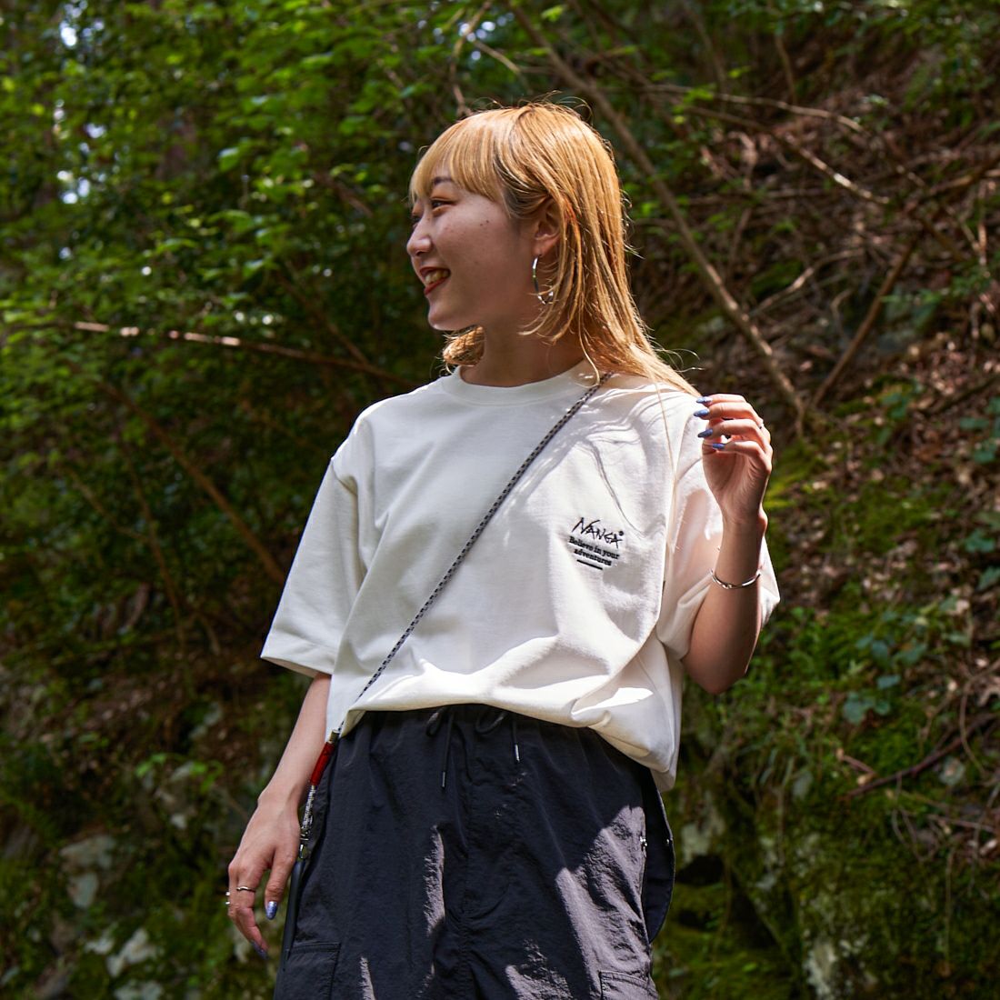 JEANSFACTORY × NANGA [ジーンズファクトリー × ナンガ] 別注 ブランドボックスロゴ バックプリントTシャツ [NW24SS-JF1] WHITE &&モデル身長：156cm 着用サイズ：S&&