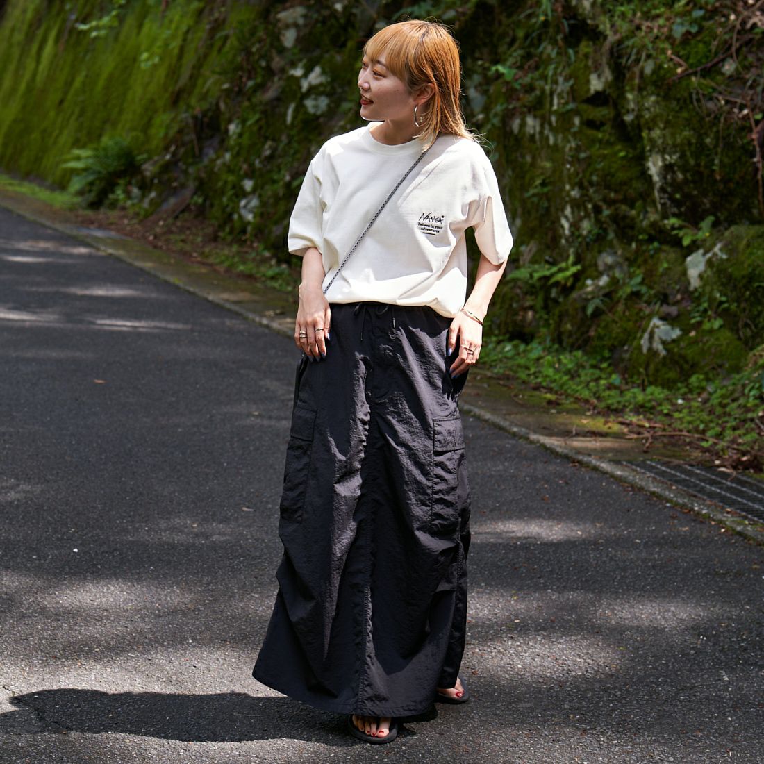 JEANSFACTORY × NANGA [ジーンズファクトリー × ナンガ] 別注 ブランドボックスロゴ バックプリントTシャツ [NW24SS-JF1] WHITE &&モデル身長：156cm 着用サイズ：S&&