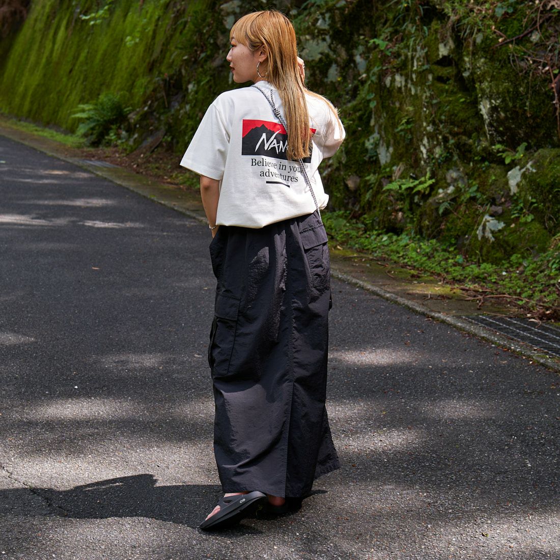 JEANSFACTORY × NANGA [ジーンズファクトリー × ナンガ] 別注 ブランドボックスロゴ バックプリントTシャツ [NW24SS-JF1] WHITE &&モデル身長：156cm 着用サイズ：S&&